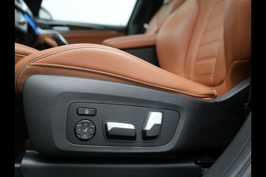 BMW X3 xDrive30e M Sport Plug In Hybrid 292pk Dealer O.H. PHEV | Panodak | Sfeerverlichting | Lederen Sportstoelen Memory & Verwarmd | Stuur Verwarmd | Apple Carplay | Keyless | Cruise Control | Navigatie | DAB | 19"L.M |
