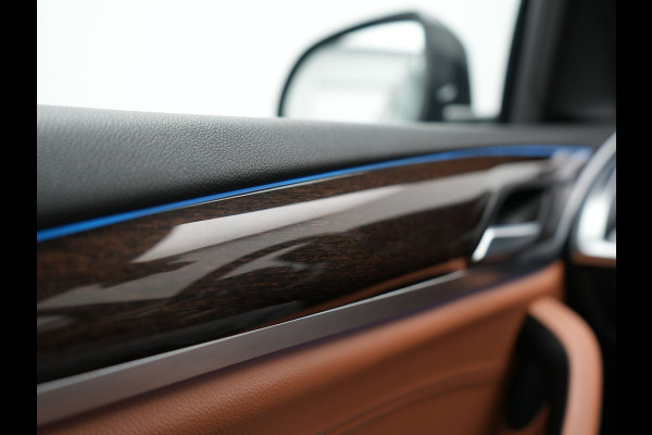 BMW X3 xDrive30e M Sport Plug In Hybrid 292pk Dealer O.H. PHEV | Panodak | Sfeerverlichting | Lederen Sportstoelen Memory & Verwarmd | Stuur Verwarmd | Apple Carplay | Keyless | Cruise Control | Navigatie | DAB | 19"L.M |