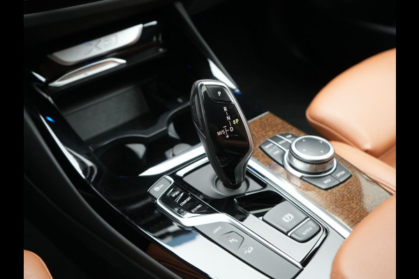 BMW X3 xDrive30e M Sport Plug In Hybrid 292pk Dealer O.H. PHEV | Panodak | Sfeerverlichting | Lederen Sportstoelen Memory & Verwarmd | Stuur Verwarmd | Apple Carplay | Keyless | Cruise Control | Navigatie | DAB | 19"L.M |