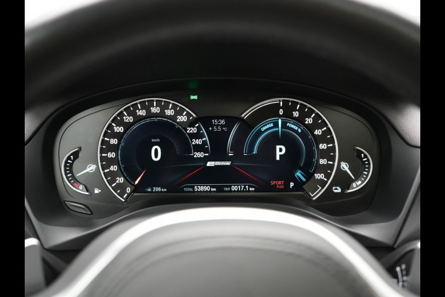 BMW X3 xDrive30e M Sport Plug In Hybrid 292pk Dealer O.H. PHEV | Panodak | Sfeerverlichting | Lederen Sportstoelen Memory & Verwarmd | Stuur Verwarmd | Apple Carplay | Keyless | Cruise Control | Navigatie | DAB | 19"L.M |