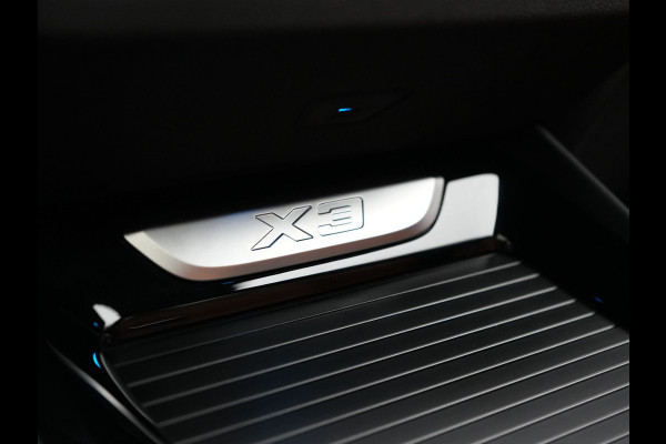 BMW X3 xDrive30e M Sport Plug In Hybrid 292pk Dealer O.H. PHEV | Panodak | Sfeerverlichting | Lederen Sportstoelen Memory & Verwarmd | Stuur Verwarmd | Apple Carplay | Keyless | Cruise Control | Navigatie | DAB | 19"L.M |