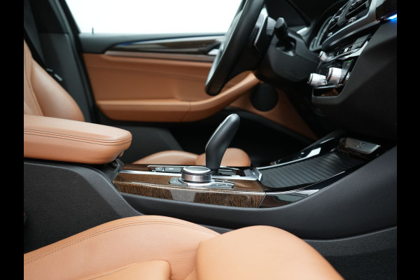 BMW X3 xDrive30e M Sport Plug In Hybrid 292pk Dealer O.H. PHEV | Panodak | Sfeerverlichting | Lederen Sportstoelen Memory & Verwarmd | Stuur Verwarmd | Apple Carplay | Keyless | Cruise Control | Navigatie | DAB | 19"L.M |
