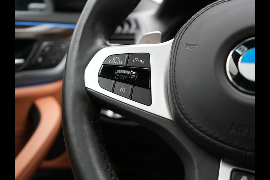 BMW X3 xDrive30e M Sport Plug In Hybrid 292pk Dealer O.H. PHEV | Panodak | Sfeerverlichting | Lederen Sportstoelen Memory & Verwarmd | Stuur Verwarmd | Apple Carplay | Keyless | Cruise Control | Navigatie | DAB | 19"L.M |