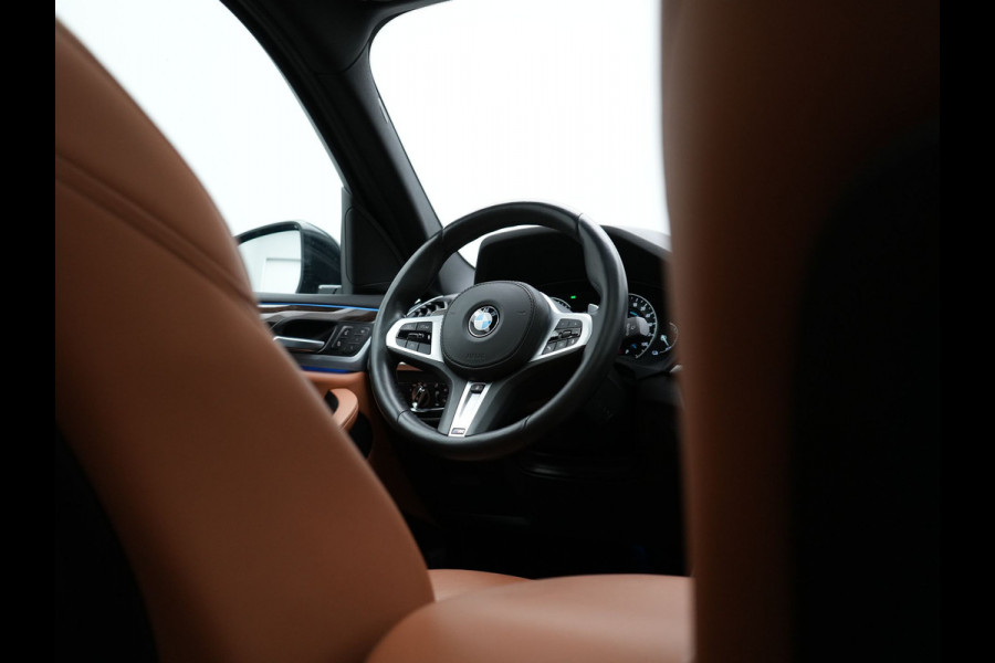 BMW X3 xDrive30e M Sport Plug In Hybrid 292pk Dealer O.H. PHEV | Panodak | Sfeerverlichting | Lederen Sportstoelen Memory & Verwarmd | Stuur Verwarmd | Apple Carplay | Keyless | Cruise Control | Navigatie | DAB | 19"L.M |