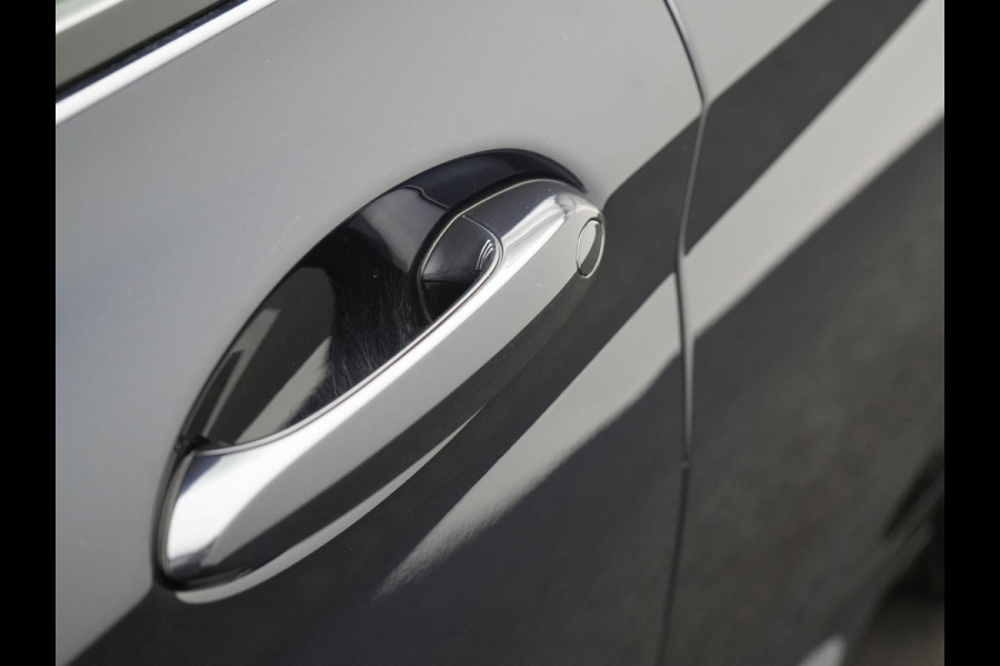 BMW X3 xDrive30e M Sport Plug In Hybrid 292pk Dealer O.H. PHEV | Panodak | Sfeerverlichting | Lederen Sportstoelen Memory & Verwarmd | Stuur Verwarmd | Apple Carplay | Keyless | Cruise Control | Navigatie | DAB | 19"L.M |