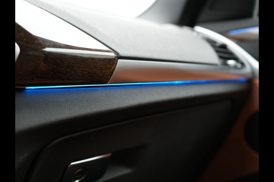 BMW X3 xDrive30e M Sport Plug In Hybrid 292pk Dealer O.H. PHEV | Panodak | Sfeerverlichting | Lederen Sportstoelen Memory & Verwarmd | Stuur Verwarmd | Apple Carplay | Keyless | Cruise Control | Navigatie | DAB | 19"L.M |