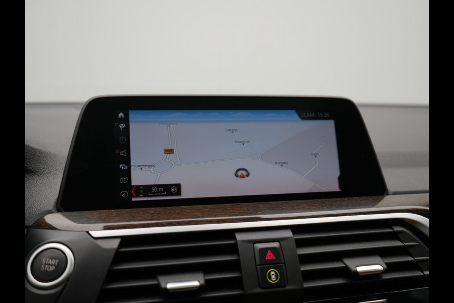 BMW X3 xDrive30e M Sport Plug In Hybrid 292pk Dealer O.H. PHEV | Panodak | Sfeerverlichting | Lederen Sportstoelen Memory & Verwarmd | Stuur Verwarmd | Apple Carplay | Keyless | Cruise Control | Navigatie | DAB | 19"L.M |