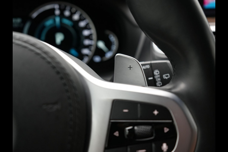 BMW X3 xDrive30e M Sport Plug In Hybrid 292pk Dealer O.H. PHEV | Panodak | Sfeerverlichting | Lederen Sportstoelen Memory & Verwarmd | Stuur Verwarmd | Apple Carplay | Keyless | Cruise Control | Navigatie | DAB | 19"L.M |