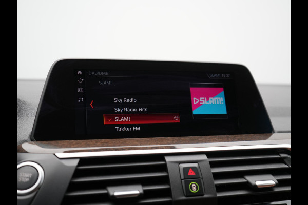 BMW X3 xDrive30e M Sport Plug In Hybrid 292pk Dealer O.H. PHEV | Panodak | Sfeerverlichting | Lederen Sportstoelen Memory & Verwarmd | Stuur Verwarmd | Apple Carplay | Keyless | Cruise Control | Navigatie | DAB | 19"L.M |