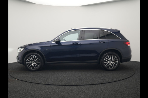 Mercedes-Benz GLC 300e 4MATIC Premium Plug In Hybrid 320pk Dealer O.H. PHEV | Trekhaak Af Fabriek | Panodak | Adaptive Cruise | Camera | Sfeerverlichting | Apple Carplay | Blis | Navigatie | DAB | 19"L.M |