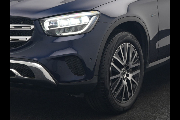 Mercedes-Benz GLC 300e 4MATIC Premium Plug In Hybrid 320pk Dealer O.H. PHEV | Trekhaak Af Fabriek | Panodak | Adaptive Cruise | Camera | Sfeerverlichting | Apple Carplay | Blis | Navigatie | DAB | 19"L.M |