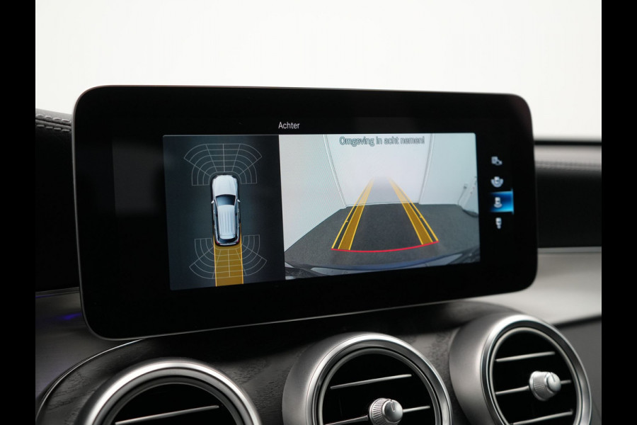 Mercedes-Benz GLC 300e 4MATIC Premium Plug In Hybrid 320pk Dealer O.H. PHEV | Trekhaak Af Fabriek | Panodak | Adaptive Cruise | Camera | Sfeerverlichting | Apple Carplay | Blis | Navigatie | DAB | 19"L.M |