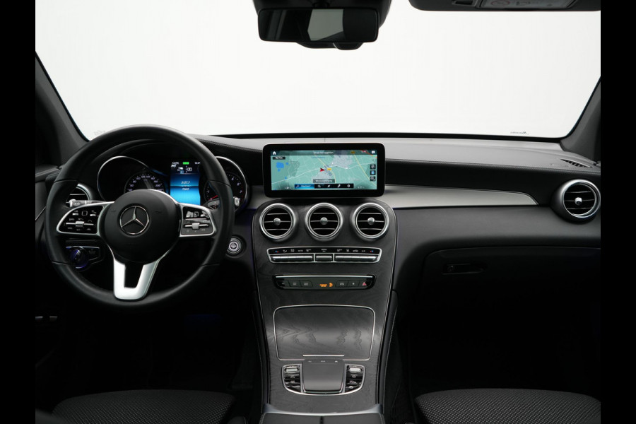 Mercedes-Benz GLC 300e 4MATIC Premium Plug In Hybrid 320pk Dealer O.H. PHEV | Trekhaak Af Fabriek | Panodak | Adaptive Cruise | Camera | Sfeerverlichting | Apple Carplay | Blis | Navigatie | DAB | 19"L.M |