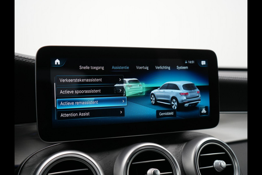 Mercedes-Benz GLC 300e 4MATIC Premium Plug In Hybrid 320pk Dealer O.H. PHEV | Trekhaak Af Fabriek | Panodak | Adaptive Cruise | Camera | Sfeerverlichting | Apple Carplay | Blis | Navigatie | DAB | 19"L.M |