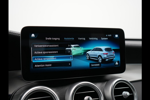 Mercedes-Benz GLC 300e 4MATIC Premium Plug In Hybrid 320pk Dealer O.H. PHEV | Trekhaak Af Fabriek | Panodak | Adaptive Cruise | Camera | Sfeerverlichting | Apple Carplay | Blis | Navigatie | DAB | 19"L.M |