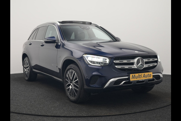 Mercedes-Benz GLC 300e 4MATIC Premium Plug In Hybrid 320pk Dealer O.H. PHEV | Trekhaak Af Fabriek | Panodak | Adaptive Cruise | Camera | Sfeerverlichting | Apple Carplay | Blis | Navigatie | DAB | 19"L.M |