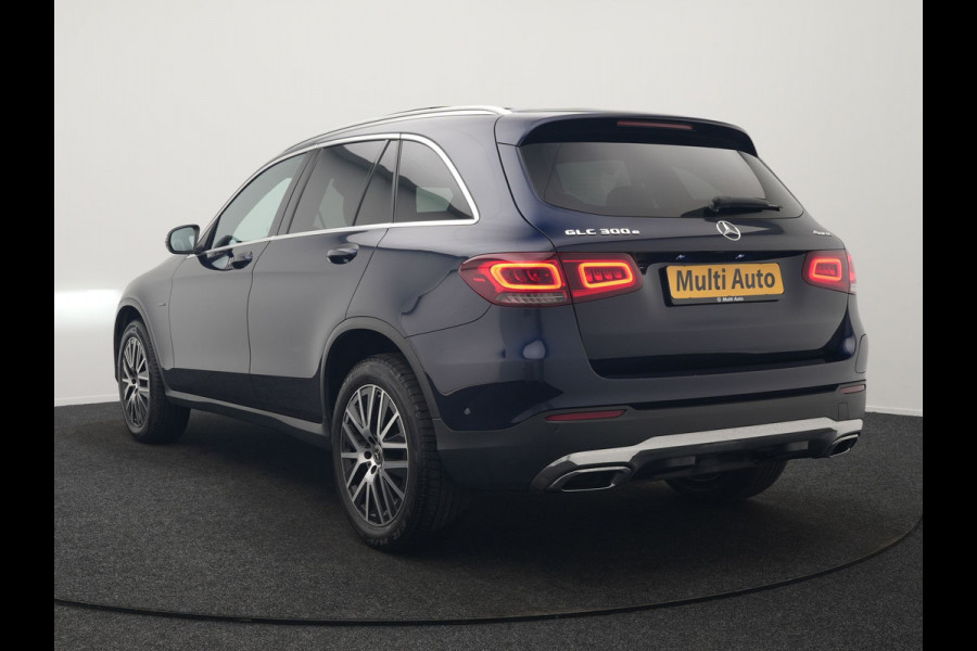 Mercedes-Benz GLC 300e 4MATIC Premium Plug In Hybrid 320pk Dealer O.H. PHEV | Trekhaak Af Fabriek | Panodak | Adaptive Cruise | Camera | Sfeerverlichting | Apple Carplay | Blis | Navigatie | DAB | 19"L.M |
