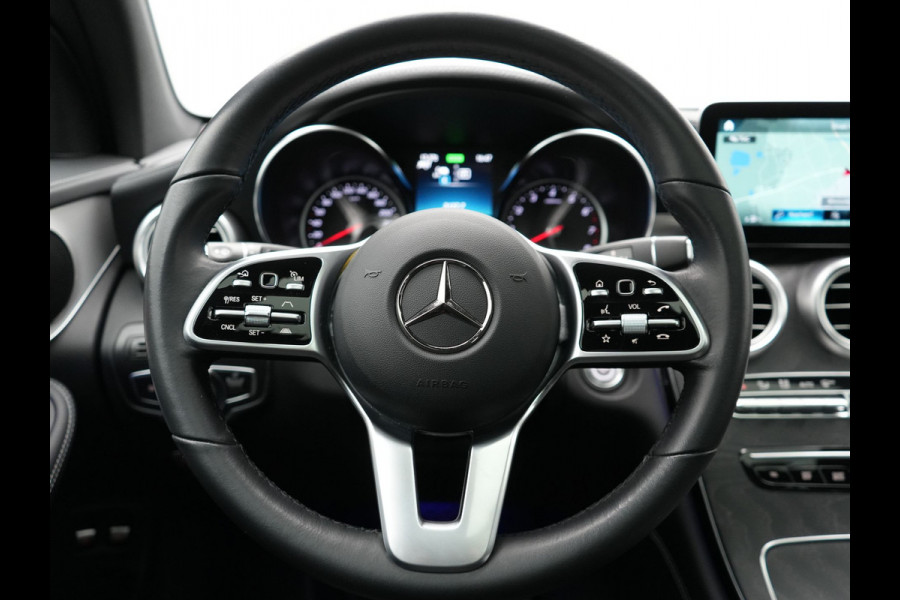 Mercedes-Benz GLC 300e 4MATIC Premium Plug In Hybrid 320pk Dealer O.H. PHEV | Trekhaak Af Fabriek | Panodak | Adaptive Cruise | Camera | Sfeerverlichting | Apple Carplay | Blis | Navigatie | DAB | 19"L.M |