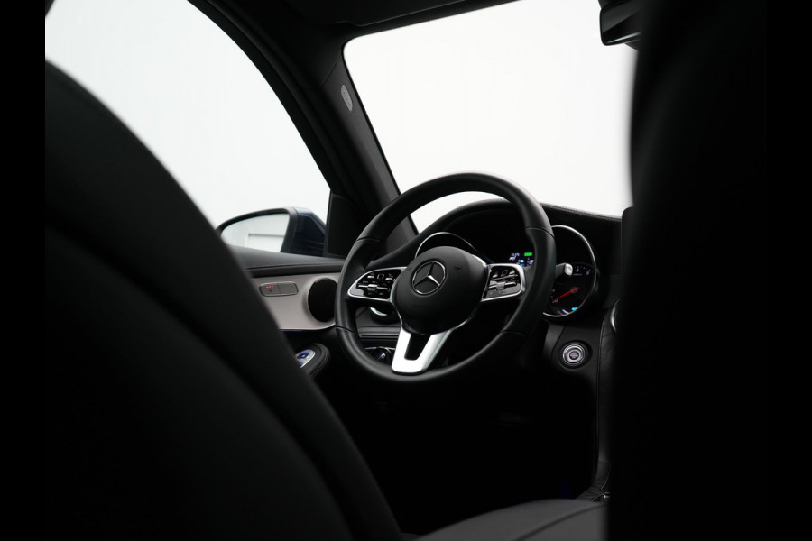 Mercedes-Benz GLC 300e 4MATIC Premium Plug In Hybrid 320pk Dealer O.H. PHEV | Trekhaak Af Fabriek | Panodak | Adaptive Cruise | Camera | Sfeerverlichting | Apple Carplay | Blis | Navigatie | DAB | 19"L.M |