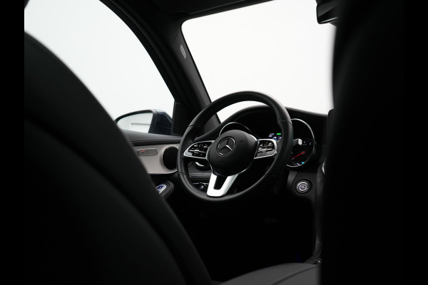 Mercedes-Benz GLC 300e 4MATIC Premium Plug In Hybrid 320pk Dealer O.H. PHEV | Trekhaak Af Fabriek | Panodak | Adaptive Cruise | Camera | Sfeerverlichting | Apple Carplay | Blis | Navigatie | DAB | 19"L.M |