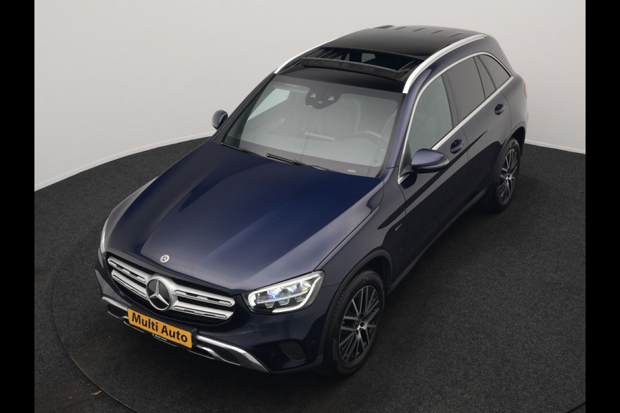 Mercedes-Benz GLC 300e 4MATIC Premium Plug In Hybrid 320pk Dealer O.H. PHEV | Trekhaak Af Fabriek | Panodak | Adaptive Cruise | Camera | Sfeerverlichting | Apple Carplay | Blis | Navigatie | DAB | 19"L.M |
