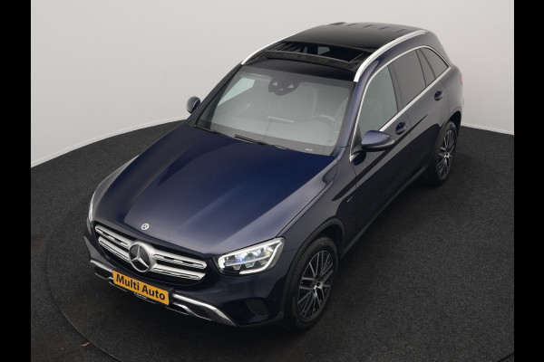 Mercedes-Benz GLC 300e 4MATIC Premium Plug In Hybrid 320pk Dealer O.H. PHEV | Trekhaak Af Fabriek | Panodak | Adaptive Cruise | Camera | Sfeerverlichting | Apple Carplay | Blis | Navigatie | DAB | 19"L.M |