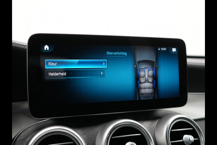 Mercedes-Benz GLC 300e 4MATIC Premium Plug In Hybrid 320pk Dealer O.H. PHEV | Trekhaak Af Fabriek | Panodak | Adaptive Cruise | Camera | Sfeerverlichting | Apple Carplay | Blis | Navigatie | DAB | 19"L.M |