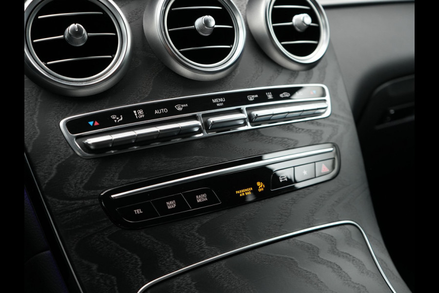 Mercedes-Benz GLC 300e 4MATIC Premium Plug In Hybrid 320pk Dealer O.H. PHEV | Trekhaak Af Fabriek | Panodak | Adaptive Cruise | Camera | Sfeerverlichting | Apple Carplay | Blis | Navigatie | DAB | 19"L.M |