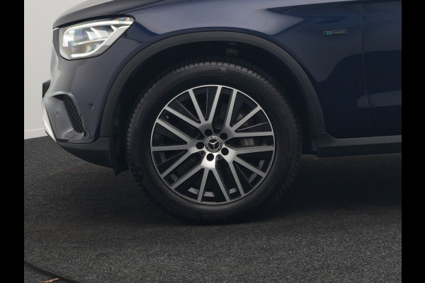 Mercedes-Benz GLC 300e 4MATIC Premium Plug In Hybrid 320pk Dealer O.H. PHEV | Trekhaak Af Fabriek | Panodak | Adaptive Cruise | Camera | Sfeerverlichting | Apple Carplay | Blis | Navigatie | DAB | 19"L.M |