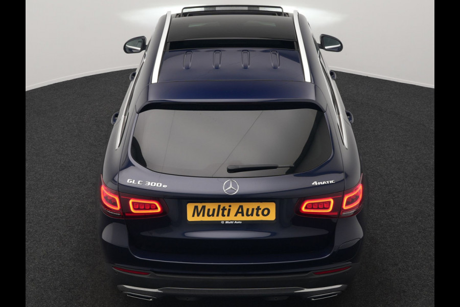 Mercedes-Benz GLC 300e 4MATIC Premium Plug In Hybrid 320pk Dealer O.H. PHEV | Trekhaak Af Fabriek | Panodak | Adaptive Cruise | Camera | Sfeerverlichting | Apple Carplay | Blis | Navigatie | DAB | 19"L.M |