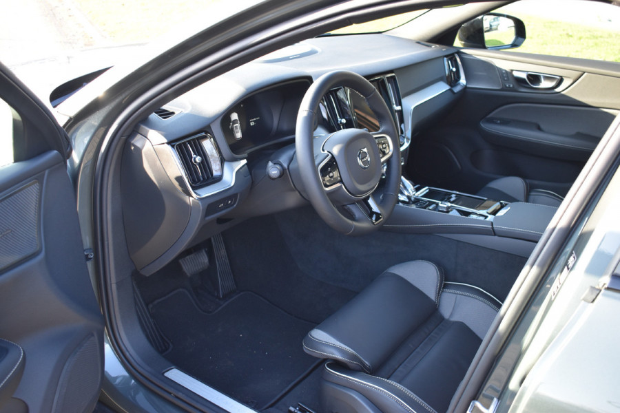 Volvo V60 T6 350PK Plug-in hybrid AWD Plus Dark | Panodak | ACC | H&K | HUD | Blis | Contour stoelen