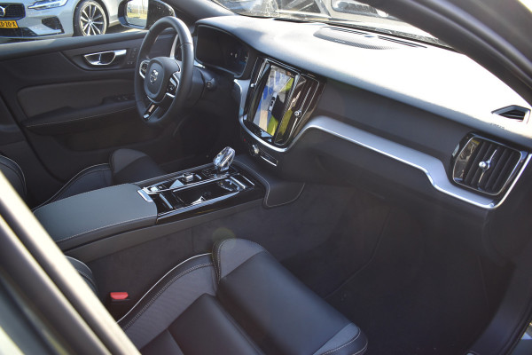 Volvo V60 T6 350PK Plug-in hybrid AWD Plus Dark | Panodak | ACC | H&K | HUD | Blis | Contour stoelen