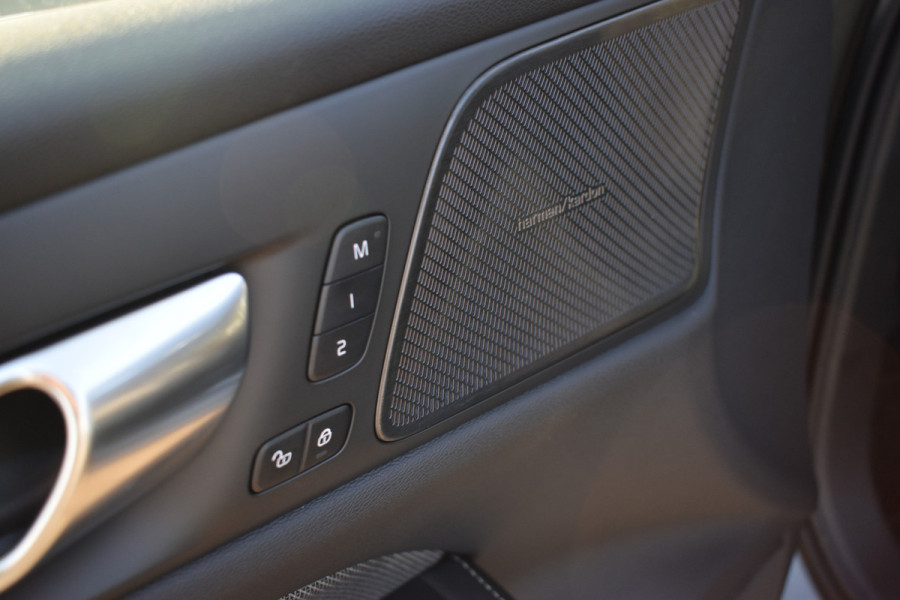 Volvo V60 T6 350PK Plug-in hybrid AWD Plus Dark | Panodak | ACC | H&K | HUD | Blis | Contour stoelen