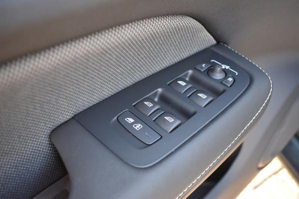 Volvo V60 T6 350PK Plug-in hybrid AWD Plus Dark | Panodak | ACC | H&K | HUD | Blis | Contour stoelen