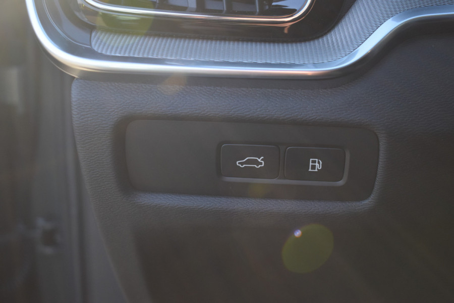 Volvo V60 T6 350PK Plug-in hybrid AWD Plus Dark | Panodak | ACC | H&K | HUD | Blis | Contour stoelen