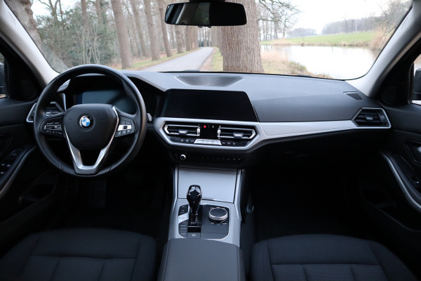 BMW 3 Serie 318i Executive | Trekhaak | Navi | Carplay | 19 inch |