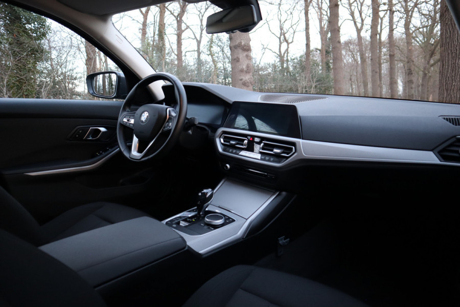 BMW 3 Serie 318i Executive | Trekhaak | Navi | Carplay | 19 inch |