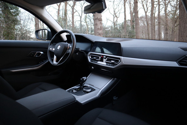 BMW 3 Serie 318i Executive | Trekhaak | Navi | Carplay | 19 inch |