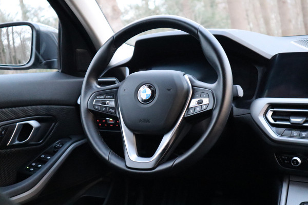 BMW 3 Serie 318i Executive | Trekhaak | Navi | Carplay | 19 inch |