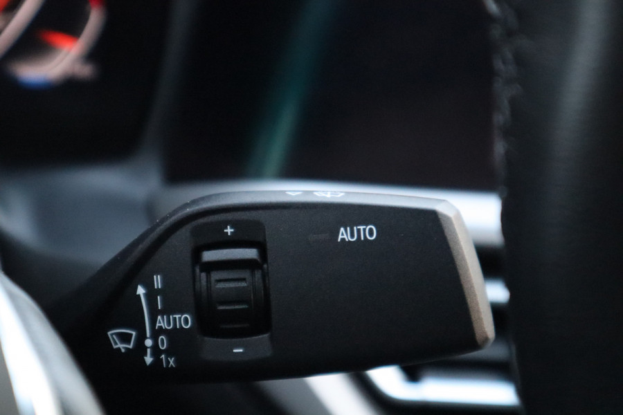 BMW 3 Serie 318i Executive | Trekhaak | Navi | Carplay | 19 inch |