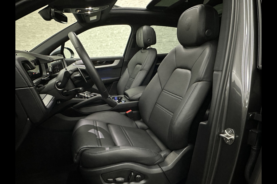 Porsche Cayenne 3.0 470pk | 360 Camera | ACC | Sport-Design | Panorama | Soft-Close | Nachtzicht | Stoelventilatie | BOSE | Sport-Chrono | Luchtvering | Trekhaak | Stoelverwarming V+A  | Sport-Uitlaat | Matrix-LED | 22'' | Keyless-Entry | Stuurverwarming | Comfortstoelen | Memory | Carplay |