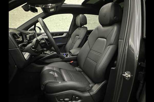 Porsche Cayenne 3.0 470pk | 360 Camera | ACC | Sport-Design | Panorama | Soft-Close | Nachtzicht | Stoelventilatie | BOSE | Sport-Chrono | Luchtvering | Trekhaak | Stoelverwarming V+A  | Sport-Uitlaat | Matrix-LED | 22'' | Keyless-Entry | Stuurverwarming | Comfortstoelen | Memory | Carplay |