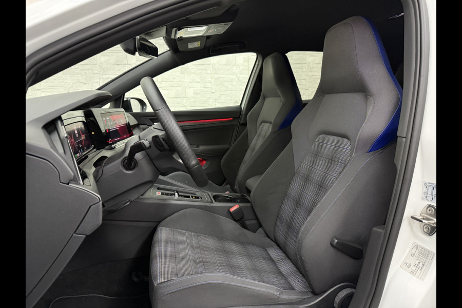 Volkswagen Golf 245 pk GTE Hybrid | IQ-Light | ACC | 19'' | GTI Diffuser | Trekhaak | Stuurwielverwarming | Achteruitrij-Camera | 3-Zone Clima | Carplay | Sfeerverlichting | Draadloos Laden |