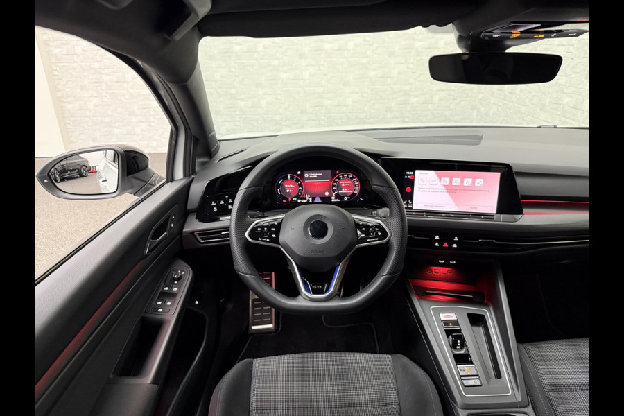Volkswagen Golf 245 pk GTE Hybrid | IQ-Light | ACC | 19'' | GTI Diffuser | Trekhaak | Stuurwielverwarming | Achteruitrij-Camera | 3-Zone Clima | Carplay | Sfeerverlichting | Draadloos Laden |