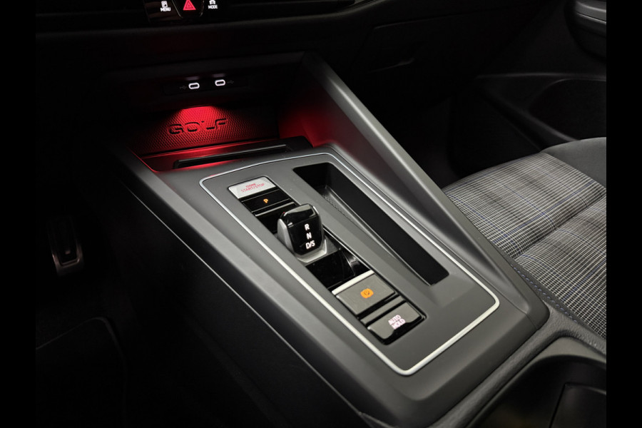 Volkswagen Golf 245 pk GTE Hybrid | IQ-Light | ACC | 19'' | GTI Diffuser | Trekhaak | Stuurwielverwarming | Achteruitrij-Camera | 3-Zone Clima | Carplay | Sfeerverlichting | Draadloos Laden |