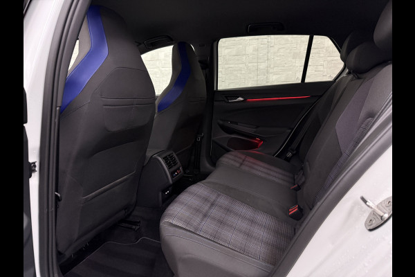 Volkswagen Golf 245 pk GTE Hybrid | IQ-Light | ACC | 19'' | GTI Diffuser | Trekhaak | Stuurwielverwarming | Achteruitrij-Camera | 3-Zone Clima | Carplay | Sfeerverlichting | Draadloos Laden |