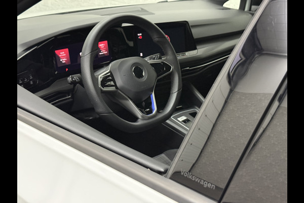 Volkswagen Golf 245 pk GTE Hybrid | IQ-Light | ACC | 19'' | GTI Diffuser | Trekhaak | Stuurwielverwarming | Achteruitrij-Camera | 3-Zone Clima | Carplay | Sfeerverlichting | Draadloos Laden |