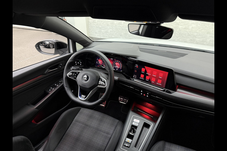 Volkswagen Golf 245 pk GTE Hybrid | IQ-Light | ACC | 19'' | GTI Diffuser | Trekhaak | Stuurwielverwarming | Achteruitrij-Camera | 3-Zone Clima | Carplay | Sfeerverlichting | Draadloos Laden |