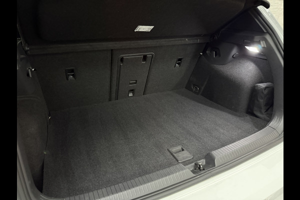 Volkswagen Golf 245 pk GTE Hybrid | IQ-Light | ACC | 19'' | GTI Diffuser | Trekhaak | Stuurwielverwarming | Achteruitrij-Camera | 3-Zone Clima | Carplay | Sfeerverlichting | Draadloos Laden |