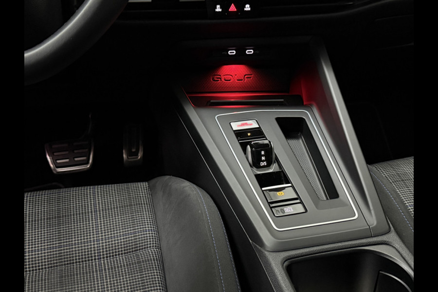 Volkswagen Golf 245 pk GTE Hybrid | IQ-Light | ACC | 19'' | GTI Diffuser | Trekhaak | Stuurwielverwarming | Achteruitrij-Camera | 3-Zone Clima | Carplay | Sfeerverlichting | Draadloos Laden |